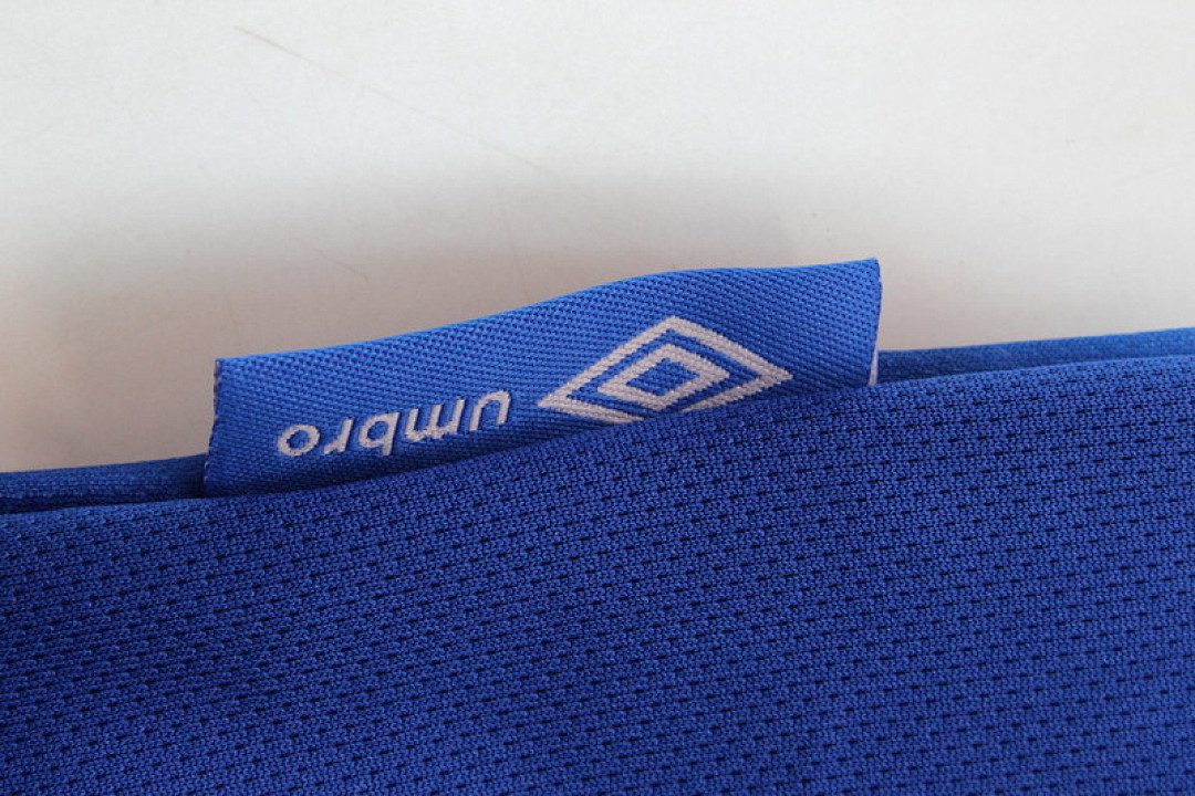 Camiseta Nacional de Montevideo 2024/25 Local - detalle escudo