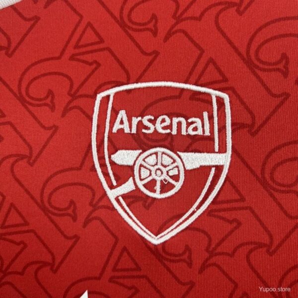 Camiseta Arsenal 2023/24 Local - detalle escudo