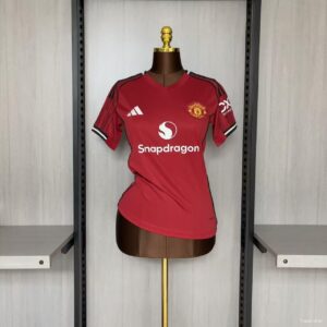 Camiseta Manchester United 2024/25 Local Mujer - detalle escudo