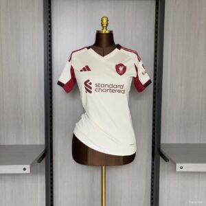 Camiseta Liverpool Visita Mujer - detalle escudo