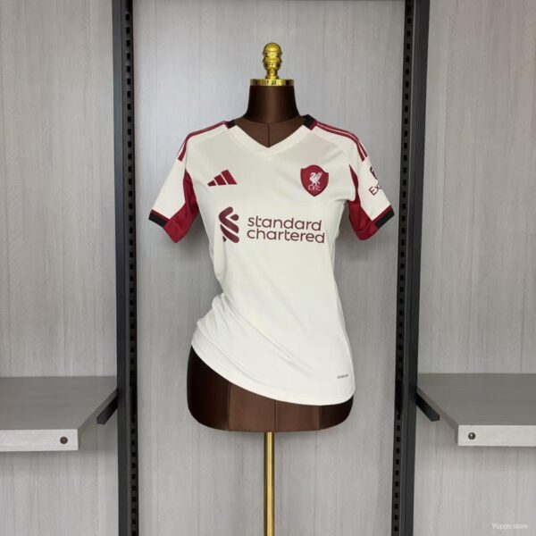 Camiseta Liverpool Visita Mujer - detalle escudo