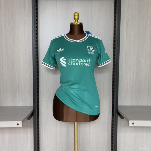 Camiseta Liverpool FC Visita Mujer - detalle del logo Adidas Trefoil