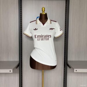 Camiseta Arsenal 2023/24 Visita Mujer - detalle escudo y logos pecho