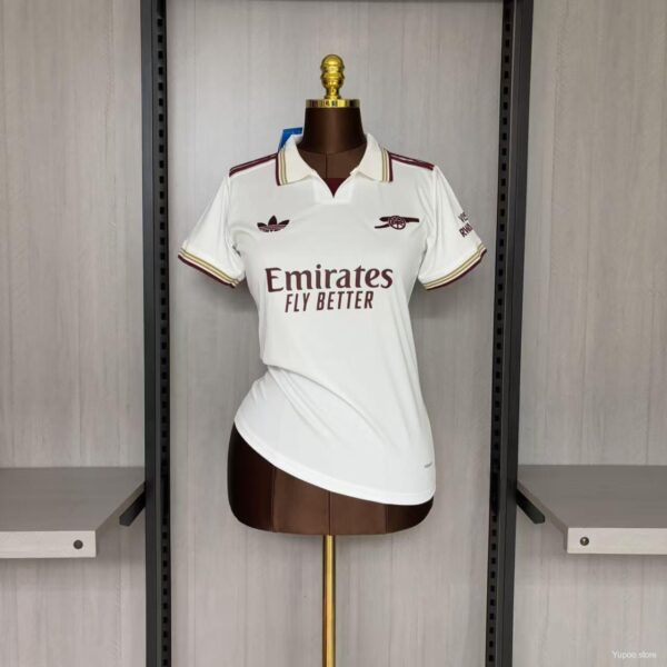 Camiseta Arsenal 2023/24 Visita Mujer - detalle escudo y logos pecho