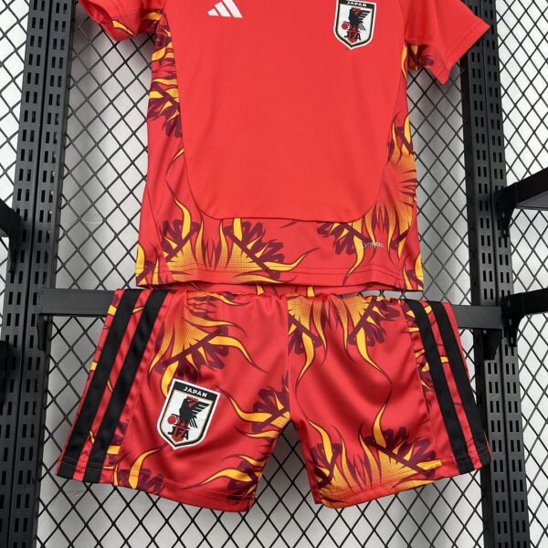 Camiseta Japón 2026 Local Niño - detalle escudo