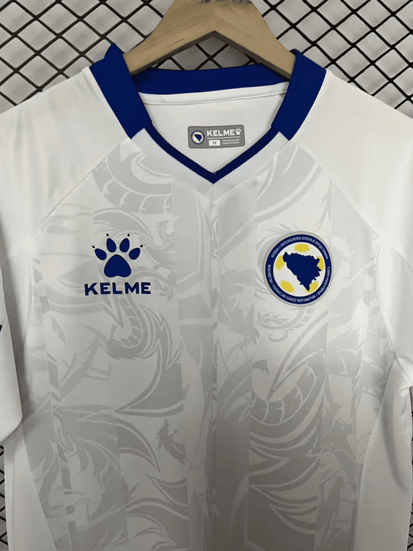 Camiseta Bosnia y Herzegovina 2026 Visita - detalle escudo