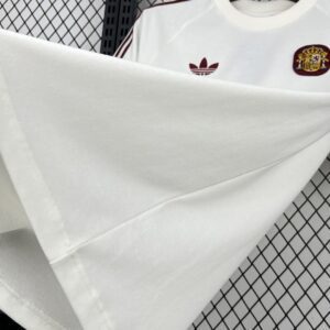 Camiseta España 2026 Visita Niño - detalle escudo
