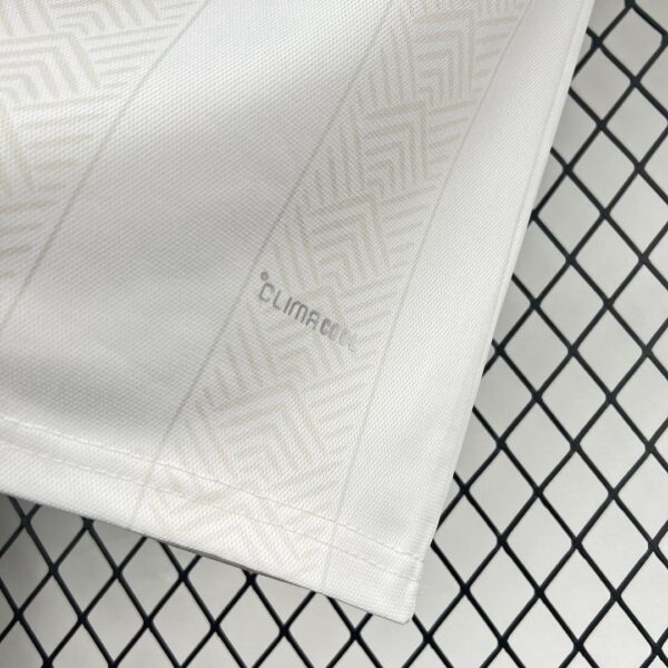 Camiseta Sudáfrica 2010 Pre-Partido Blanca - detalle escudo y logo Adidas
