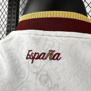 Camiseta España 2026 Visita - detalle escudo