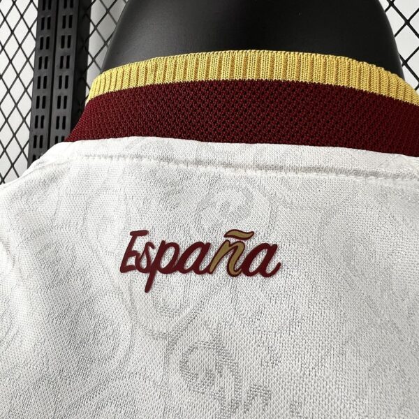 Camiseta España 2026 Visita - detalle escudo