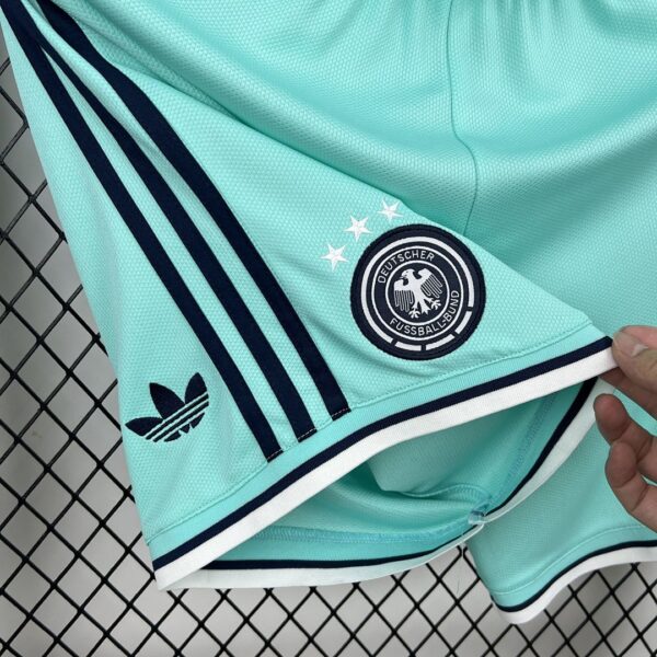 Shorts Alemania Mundial 2026 Local - detalle del logo Adidas Trefoil