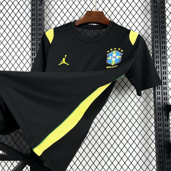 Camiseta Brasil 2026 Local - detalle escudo