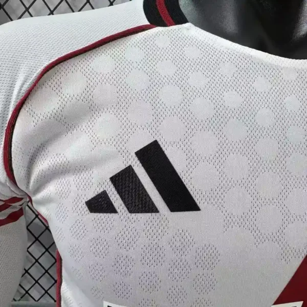 Camiseta River Plate 2025/26 Manga Larga Local Version Jugador - detalle escudo