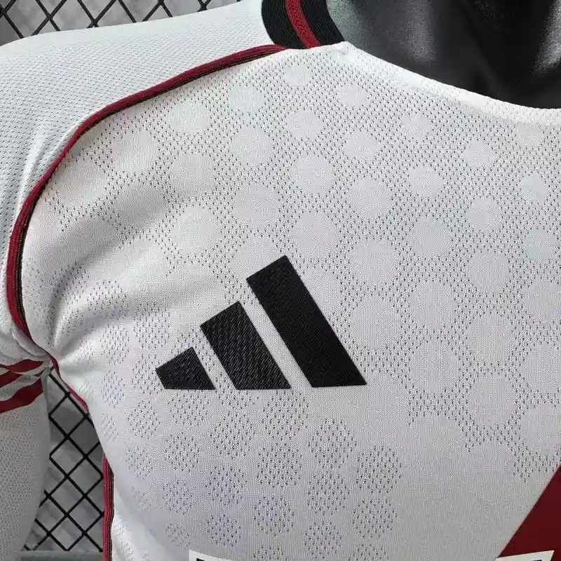 Camiseta River Plate 2025/26 Manga Larga Local Version Jugador - detalle escudo
