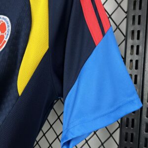 Camiseta Colombia 2026 Local - detalle diseño hombro