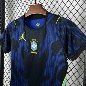 Camiseta Brasil Mundial 2026 Visita Nino - detalle cuello y logo interno
