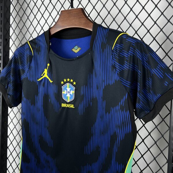 Camiseta Brasil Mundial 2026 Visita Nino - detalle cuello y logo interno