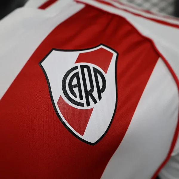 Camiseta River Plate 2024/25 Local - detalle escudo, Adidas y banda roja