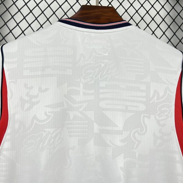 Camiseta Inglaterra Mundial 2026 Pre-Partido - detalle lateral y dobladillo