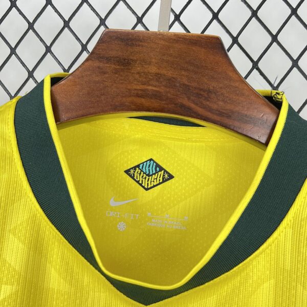 Camiseta Brasil Mundial 2026 Local Niño - detalle cuello