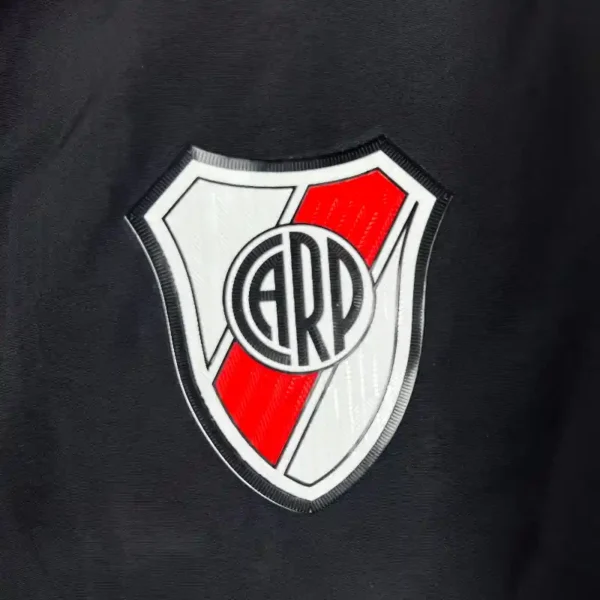 Camiseta River Plate 23-24 Reversible - detalle logo Adidas