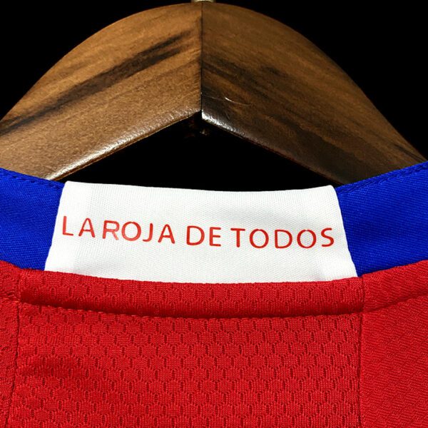 Camiseta Chile 2021/2022 Local - detalle cuello y logo Adidas