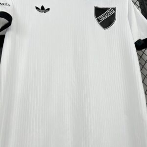 Camiseta Colo Colo 2025/26 Retro Blanca - detalle cuello y logo Adidas