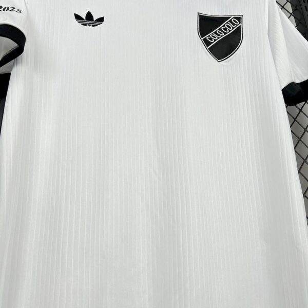 Camiseta Colo Colo 2025/26 Retro Blanca - detalle cuello y logo Adidas