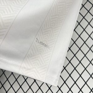 Camiseta Sudafrica Mundial 2026 Retro Blanca - detalle del cuello y logo de Adidas