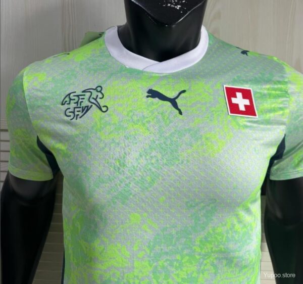 Camiseta Suiza Mundial 2026 Local - detalle bandera