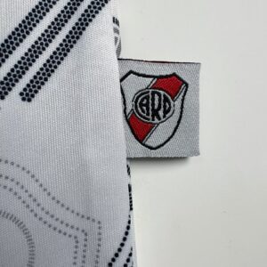 Camiseta Niño River Plate 1996 Retro Local - detalle cuello