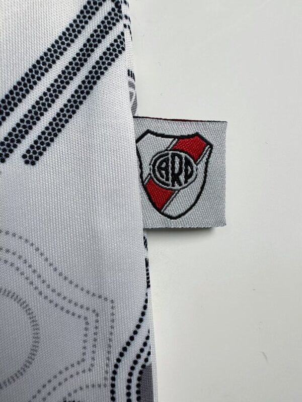 Camiseta Niño River Plate 1996 Retro Local - detalle cuello