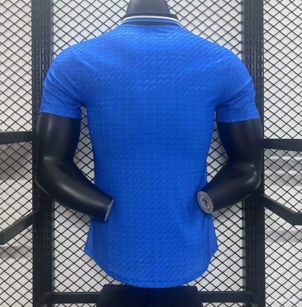 Camiseta Argentina Mundial 2026 Local - detalle cuello y patrón lateral