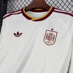 Camiseta España 2026 Visita Dellafuente Manga Larga - detalle cuello y logo