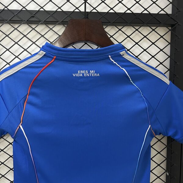 Camiseta Universidad de Chile 2025/26 Local Niño - detalle del patrocinador Juga Bet