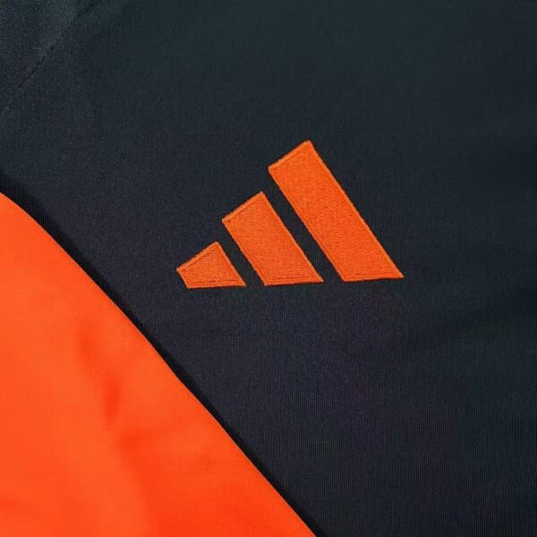 Conjunto de Entrenamiento Universidad de Chile 2025/2026 - detalle escudo polerón