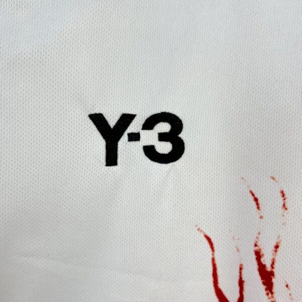 Camiseta Japón 2025/26 Local Y3 Flame Edition - detalle del diseño de llamas y nubes