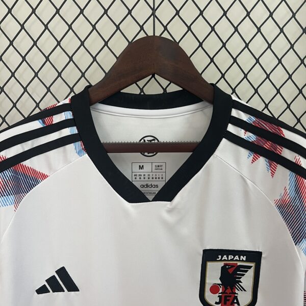 Camiseta Japón 2024 Edición Especial - detalle gráfico Goku y sol naciente