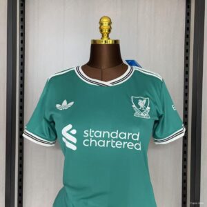 Camiseta Liverpool FC Visita Mujer - detalle del escudo de Liverpool FC