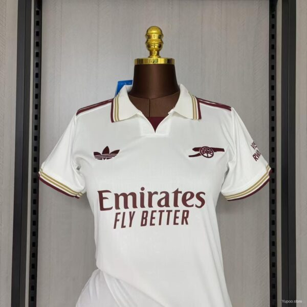 Camiseta Arsenal 2023/24 Visita Mujer - detalle manga derecha y patrocinador