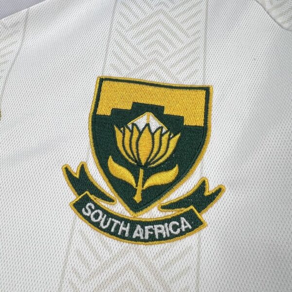Camiseta Sudáfrica 2010 Pre-Partido Blanca - detalle hombro y franjas