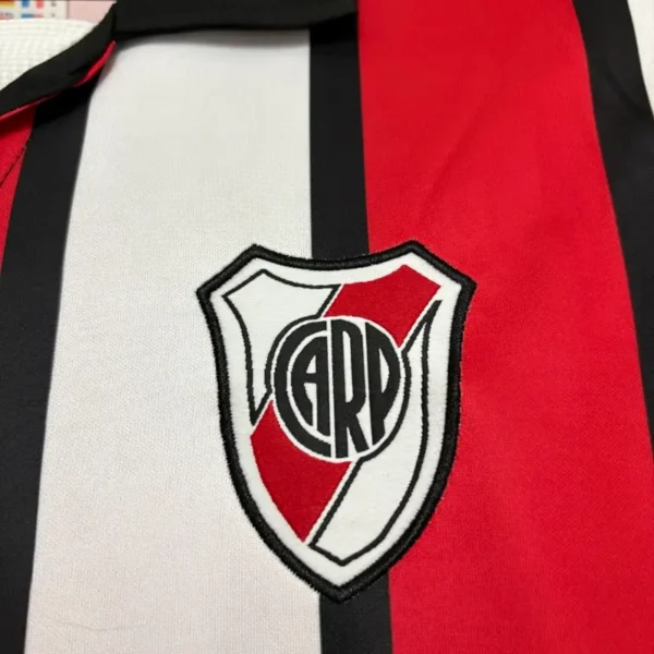 Camiseta River Plate 1999 Retro Local - detalle patrocinador y logo Adidas