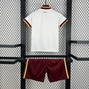Camiseta España Mundial 2026 Retro Local - detalle shorts con escudo