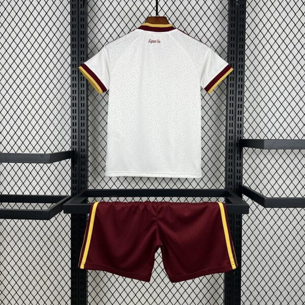 Camiseta España Mundial 2026 Retro Local - detalle shorts con escudo