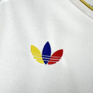 Camiseta Venezuela 2026 Alternativa Mujer - detalle pecho con 'VENEZUELA'
