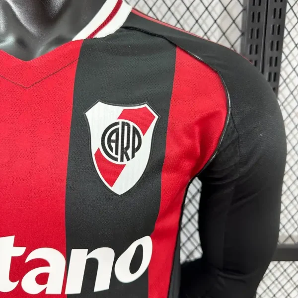 Camiseta River Plate 2025/26 Visita Manga Larga - detalle Betano y logo Adidas