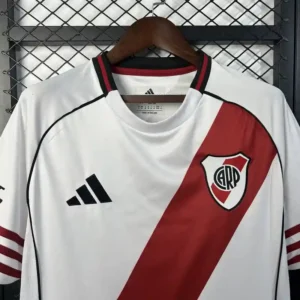 Camiseta River Plate 2025/26 Local - detalle parte inferior izquierda