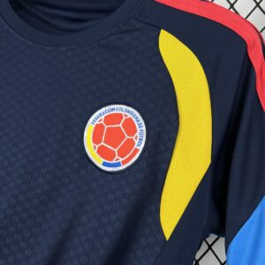 Camiseta Colombia 2026 Local - detalle manga y color