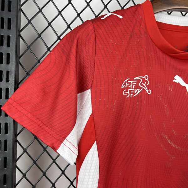 Camiseta Suiza 2026 Local - detalle del gráfico en el pecho