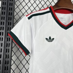 Camiseta Mexico Mundial 2026 Local Nino - detalle shorts con escudo